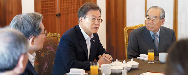 문재인 대통령이 지난 17일 청와대 상춘재에서 문정인 대통령 통일외교안보 특보, 고유환 통일연구원장, 임동원·박재규·정세현·이종석 등 전직 통일부 장관, 박지원 전 의원 등 북한 문제 전문가·원로들과 오찬을 하고 있다. /청와대