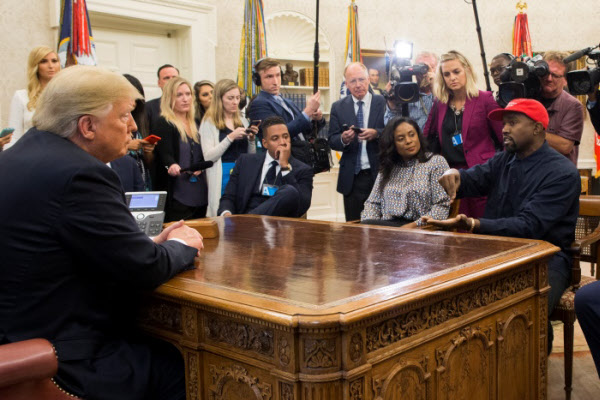 2018년 10월 11일 미 백악관을 찾아 도널드 트럼프(맨 왼쪽) 대통령과 만난 카녜이 웨스트(첫줄 맨 오른쪽)./EPA 연합뉴스