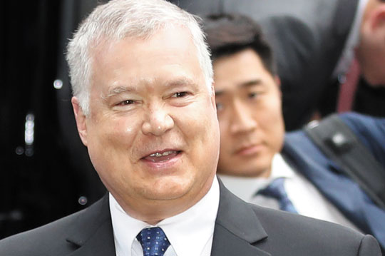 스티븐 비건 미 국무부 부장관 겸 대북정책특별대표가 지난해 12월 17일 방한 당시 연세대에서 학생들을 대상으로 비공개 특강을 하기 위해 강연장으로 이동하고 있다. 당시엔 부장관 지명자 신분이었다. /장련성 기자