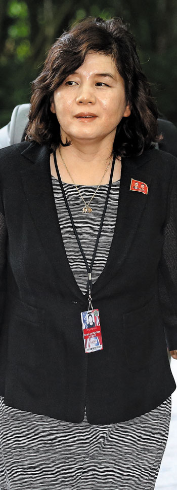 담화 낸 최선희 - 최선희 북한 외무성 제1부상이 싱가포르 1차 미·북 정상회담을 하루 앞둔 2018년 6월 11일 당시 성 김 주필리핀 미국대사(현재 주인도네시아 미국대사)와 실무 협의를 하기 위해 싱가포르 리츠칼튼 밀레니아호텔 로비로 들어서고 있다. /남강호 기자