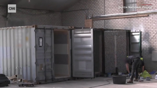 네덜란드 경찰이 발견한 감옥으로 사용되던 컨테이너 박스/CNN