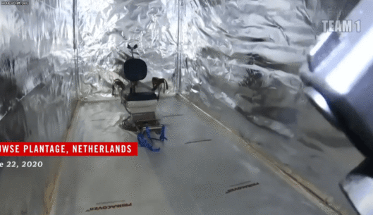 네덜란드 경찰이 급습해 찾아낸 고문실. 치과 의자를 개조해 고문 의자로 만들었다./네덜란드 경찰