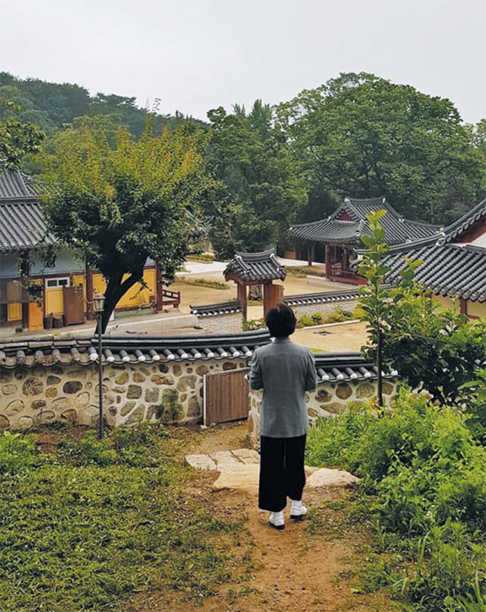 누가 찍어줬을까… 절에 간 추미애의 페북 사진 - 8일 오전 휴가 이틀째인 추미애 법무장관이 경기도 화성 용주사 경내에 서 있는 자신의 뒷모습을 찍은 사진을 페이스북에 올리고 “무수한 고민을 거듭해도 바른길을 두고 돌아가지 않는 것에 생각이 미칠 뿐입니다”라고 썼다. /추미애 장관 페이스북