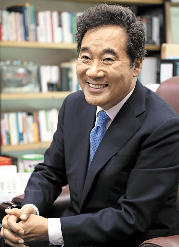 더불어민주당 이낙연 의원이 8일 오후 서울 국회 의원회관에서 본지와 인터뷰하고 있다. 8·29 전당대회 당대표 선거에 출마하는 이 의원은 이날 “당대표는 나에게 기회뿐 아니라 위기가 될 수도 있다”고 했다. /남강호 기자