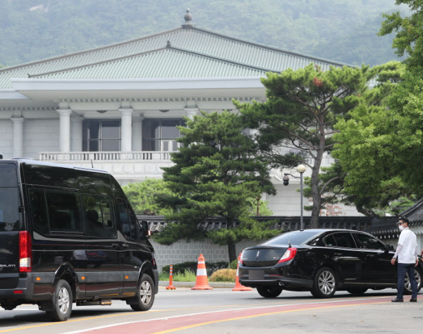 스티븐 비건 미 국무부 부장관 겸 대북 특별대표가 서훈 청와대 국가안보실장을 예방하기로 한 9일 오전 비건 부장관을 비롯한 관계자들이 탄 차량들이 서울 종로구 청와대 앞을 지나고 있다. /뉴시스