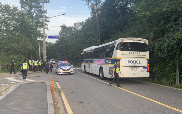 박원순 서울시장이 연락두절됐다는 신고가 접수돼 9일 경찰이 성북동 핀라드 대사관저 일대를 수색하고 있다. / 뉴시스