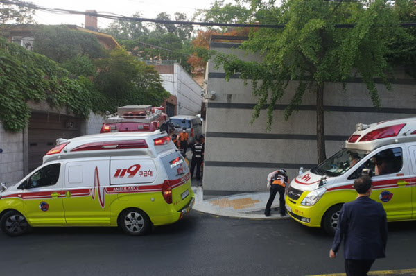 박원순 서울시장이 연락두절됐다는 신고가 접수돼 9일 경찰이 성북동 핀라드 대사관저 일대를 수색하고 있다. / 뉴시스