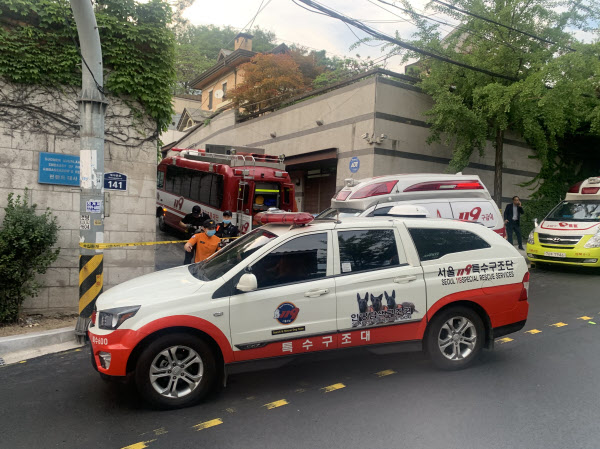 9일 오후 서울 성북구 성북동 인근에서 소방대원들이 박원순 서울 시장이 마지막으로 휴대폰을 사용한 지점 인근을 수색하고 있다. / 장련성 기자