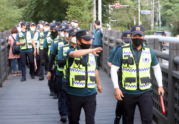 9일 오후 서울 성북구 성북동 북악스카이웨이4교 인근에서 경찰이 박원순 시장을 찾기 위해 수색을 하고 있다. / 오종찬 기자