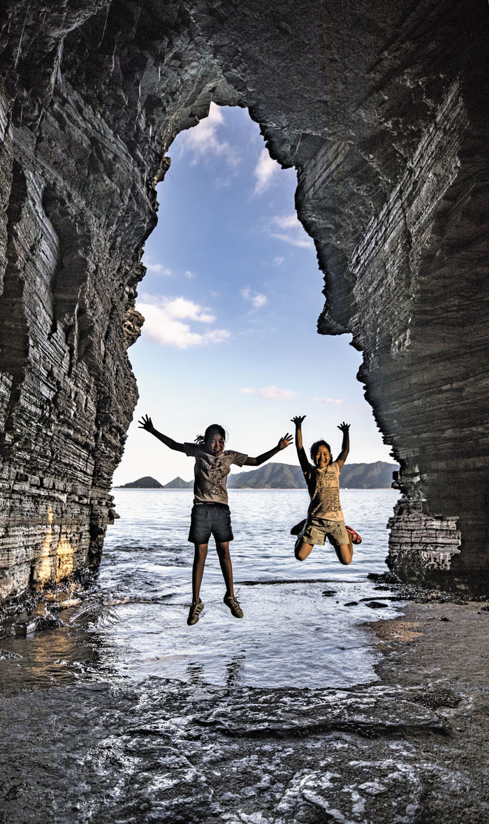 1억년 신비를 배경으로 '한 컷' - 최근 '인생샷' 명소로 떠오르는 경남 고성군 하이면 덕명리 상족암군립공원의 동굴에서 한 자매가 즐겁게 웃으며 공중으로 뛰어오르고 있다. 바닷물이 들어왔다 나갔다를 반복하며 깎아낸 상족암 동굴은 1억년 전 신비를 간직한 중생대 백악기 지층이 그대로 드러나 있다. /고성군