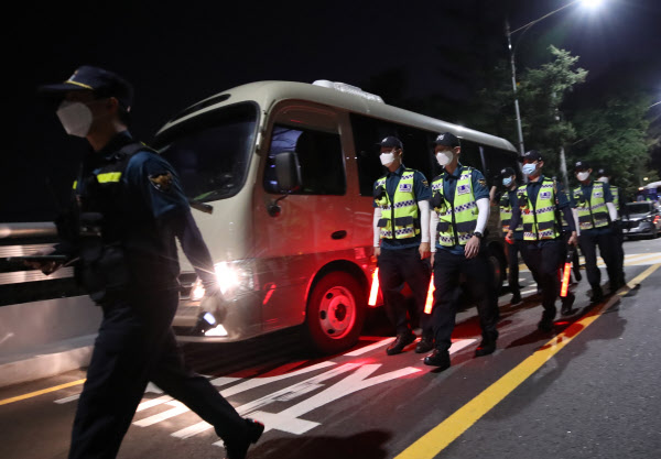 경찰이 9일 밤 서울 성북구 북악산 일대에서 실종된 박원순 서울시장을 찾기 위해 2차 야간 수색을 하고 있다. /연합뉴스