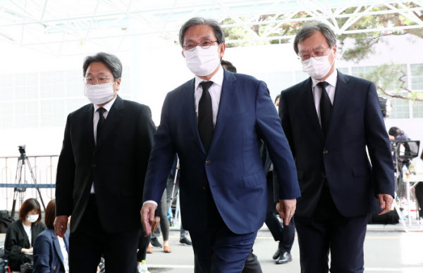 노영민 대통령 비서실장, 강기정 정무수석, 김거성 시민사회수석이 10일 오후 고 박원순 서울시장 빈소가 마련된 서울 종로구 서울대병원 장례식장으로 들어서고 있다. /뉴시스