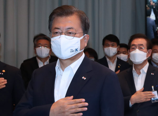 문재인 대통령과 박원순 서울시장이 지난달 23일 청와대에서 열린 국무회의 및 수도권 방역 대책회의에서 ‘끝까지 찾아야 할 122609태극기’ 배지를 단 채 국민의례를 하고 있다. /연합뉴스