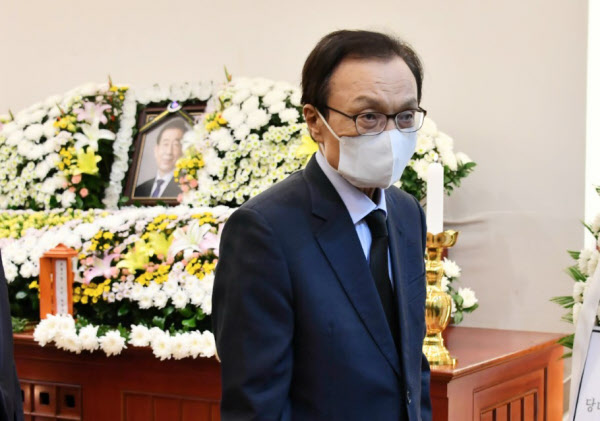 이해찬 더불어민주당 대표가 10일 오전 서울 종로구 서울대병원 장례식장에 마련된 고 박원순 서울시장 빈소에서 조문을 마친 후 이동하고 있다./서울시제공