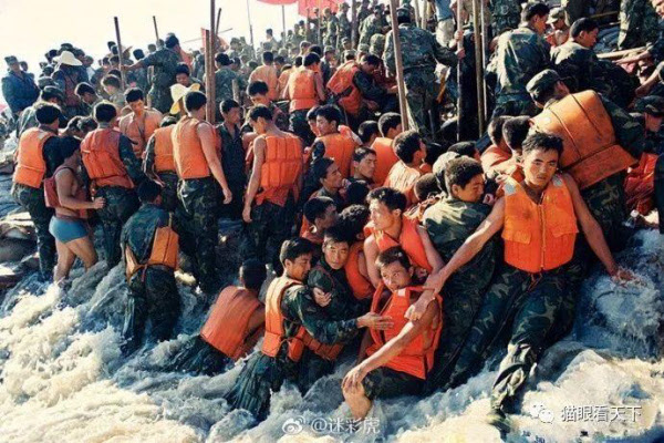 신중국 성립(1949년) 이후 최악의 홍수로 꼽히는 1998년 수해 당시 제방 복구에 투입된 중국 군인들./인터넷