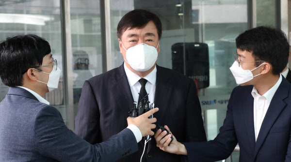 싱하이밍 주한 중국 대사가 11일 오후 서울대병원 장례식장에서 고 박원순 시장의 빈소 조문 후 기자의 질문을 받고 있다. /연합뉴스