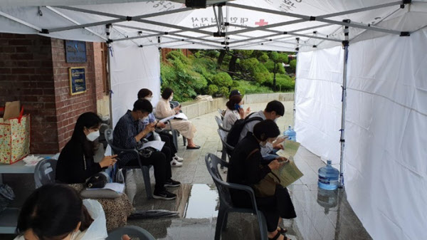 신천지 대구교회 신도들이 혈장 공여를 위해 대기하고 있는 모습. /신천지 대구교회