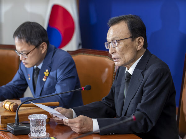 더불어민주당 이해찬(오른쪽) 대표와 박주민 최고위원이 13일 최고위원회의를 갖고 있다./연합뉴스