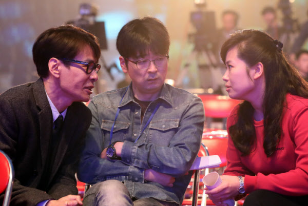 탁현민 의전비서관이 2018년 4월 청와대 선임행정관으로 일할 당시 평양 류경정주영체육관에서 윤상 음악감독(왼쪽), 현송월 북한 삼지연관현악단장과 남북합동공연 리허설을 준비하고 있다. /사진공동취재단