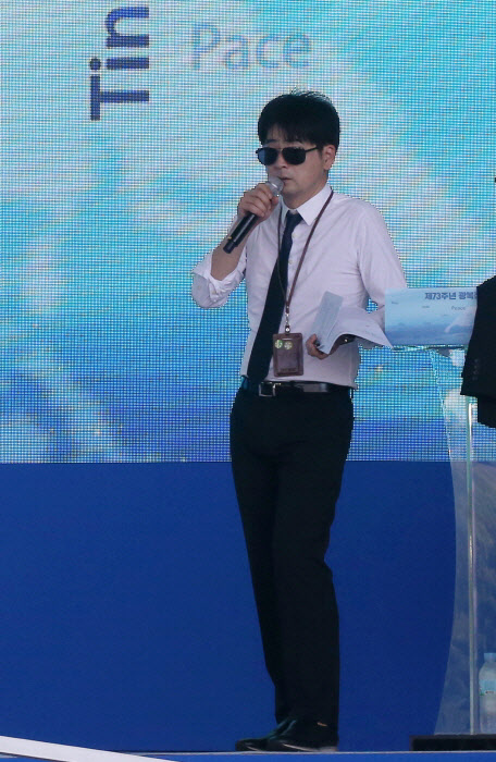 탁현민 의전비서관이 2018년 8월 15일 서울 용산구 국립중앙박물관 열린마당에서 열린 ‘제73주년 광복절 및 정부수립 70주년 경축식’ 에 앞서 음향과 동선 등 작업 지시를 내리고 있다. /남강호 기자