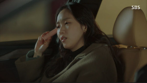 지난 5월 9일 방송된 SBS ‘더 킹:영원의 군주'에서 정태을(김고은)이 멀티밤을 노골적으로 광고하는 모습./SBS