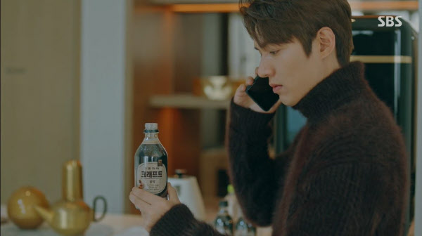 지난 5월 9일 방송된 SBS '더킹:영원의군주' 8회에서 이곤(이민호)이 커피를 마시는 모습./SBS