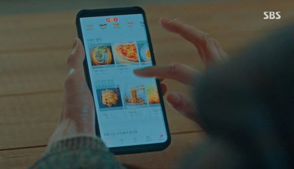 지난 5월 15일 방송된 SBS 드라마 '더킹:영원의 군주'에서 정태을(김고은)이 배달앱 '요기요'를 이용하며 노골적으로 광고하는 모습./SBS