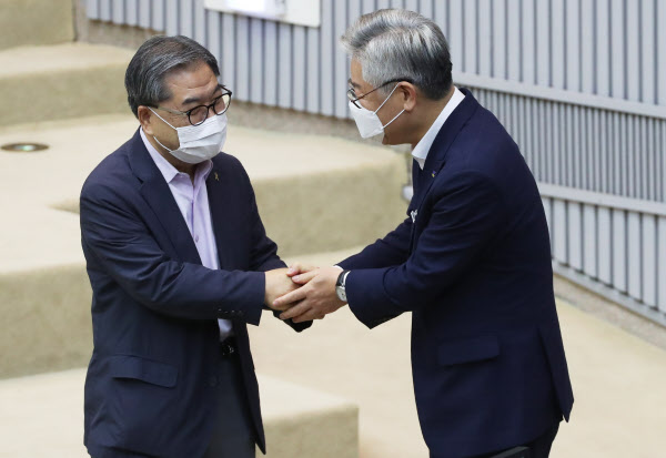 이재명 경기도지사가 17일 오전 경기도 수원시 경기도의회에서 열린 제345회 임시회 제3차 본회의에 참석하며 이재정 경기도 교육감(왼쪽)과 대화하고 있다. /연합뉴스