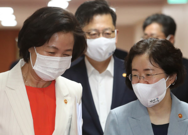 추미애 법무부 장관과 조성욱 공정거래위원장이 14일 오전 서울 종로구 정부서울청사에서 열린 서울-세종 화상 국무회의에 참석하고 있다. /뉴시스
