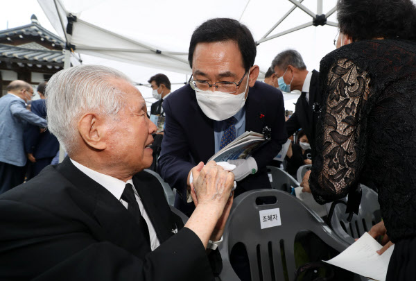 19일 서울 종로구 이화장에서 열린 이승만 전 대통령 서거 55주기 추모식에서 미래통합당 주호영 원내대표와 유족대표 이인수 박사가 인사하고 있다. /연합뉴스