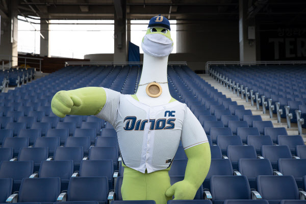 창원NC파크에서 포즈를 취한 쎄리. / NC 다이노스 제공