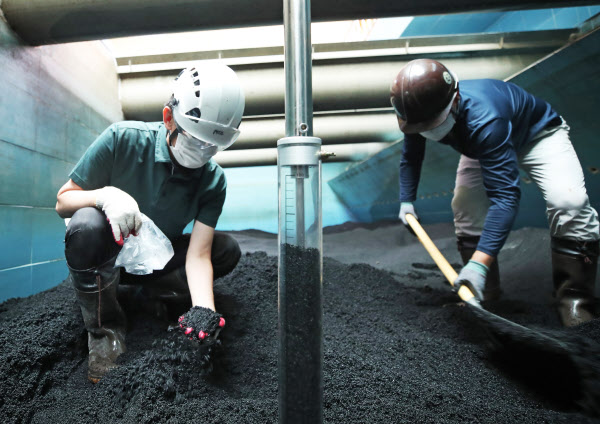 최근 인천시 등 일부 지자체 수돗물에서 유충이 발견됨에 따라 20일 오전 경기도 용인시상수도사업소 용인정수장에서 관계자들이 안전한 수돗물을 위해 여과지 활성탄 검체 채취 작업을 하고 있다. /연합뉴스