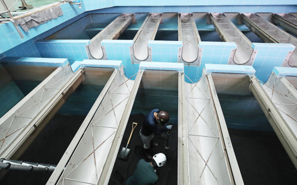 20일 오전 경기도 용인시상수도사업소 용인정수장에서 관계자들이 여과지 활성탄 검체 채취 작업을 하고 있다. /연합뉴스