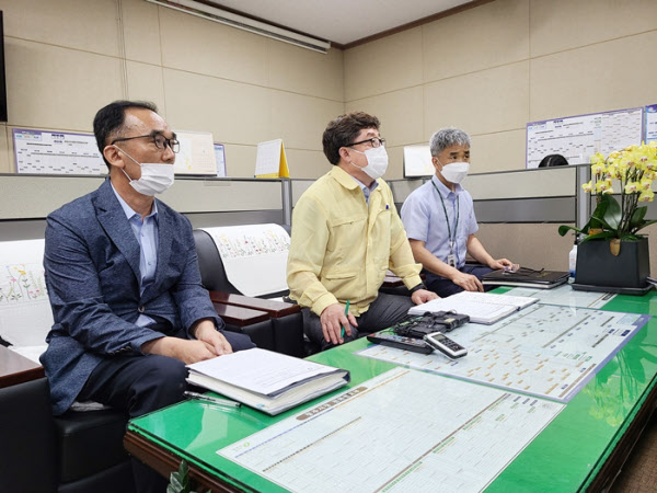 20일 유흥열 시 상수도사업본부장(가운데)이 청주시청 기자실에서 수돗물 유충 발견과 관련해 기자들에게 내용을 설명하고 있다./신정훈 기자