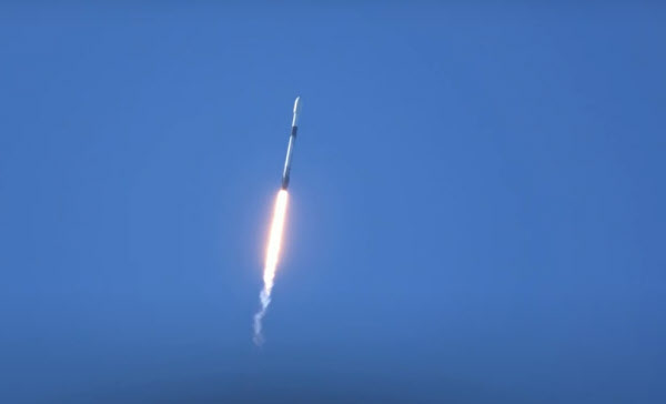 한국군 첫 전용 통신위성 '아나시스(Anasis) 2호'를 실은 팰컨9 로켓이 21일 오전 미국 플로리다주 케이프커내버럴 공군기지에서 발사되고 있다. /연합뉴스