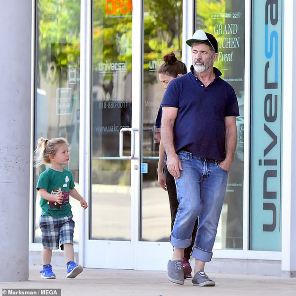 마스크를 모자 위로 올린 멜 깁슨/MEGA