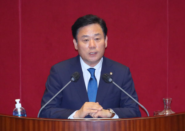 더불어민주당 송갑석 의원이 23일 국회 본회의에서 경제에 관해 대정부을 하고 있다. /연합뉴스