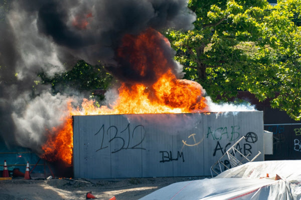 미국 시애틀에서 25일(현지 시각) 오후 시위 도중 한 소년원 공사장의 트레일러가 불에 타고 있다./AFP 연합뉴스