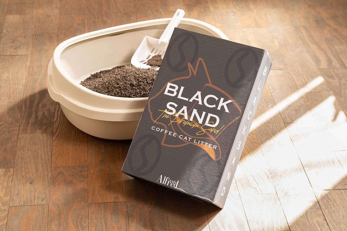 커피 찌꺼기의 효과를 고양이 배변모래에 접목한 블랙샌드.