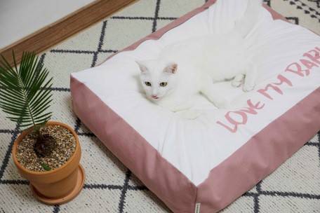 호텔 침대 시트와 이불 커버로 쓰이는 폐린넨을 재활용한 레미투미의 럽마베베