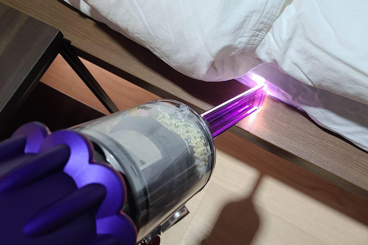 크레비스 툴에 LED가 점등되어 어두운 곳에서도 청소가 가능하다.