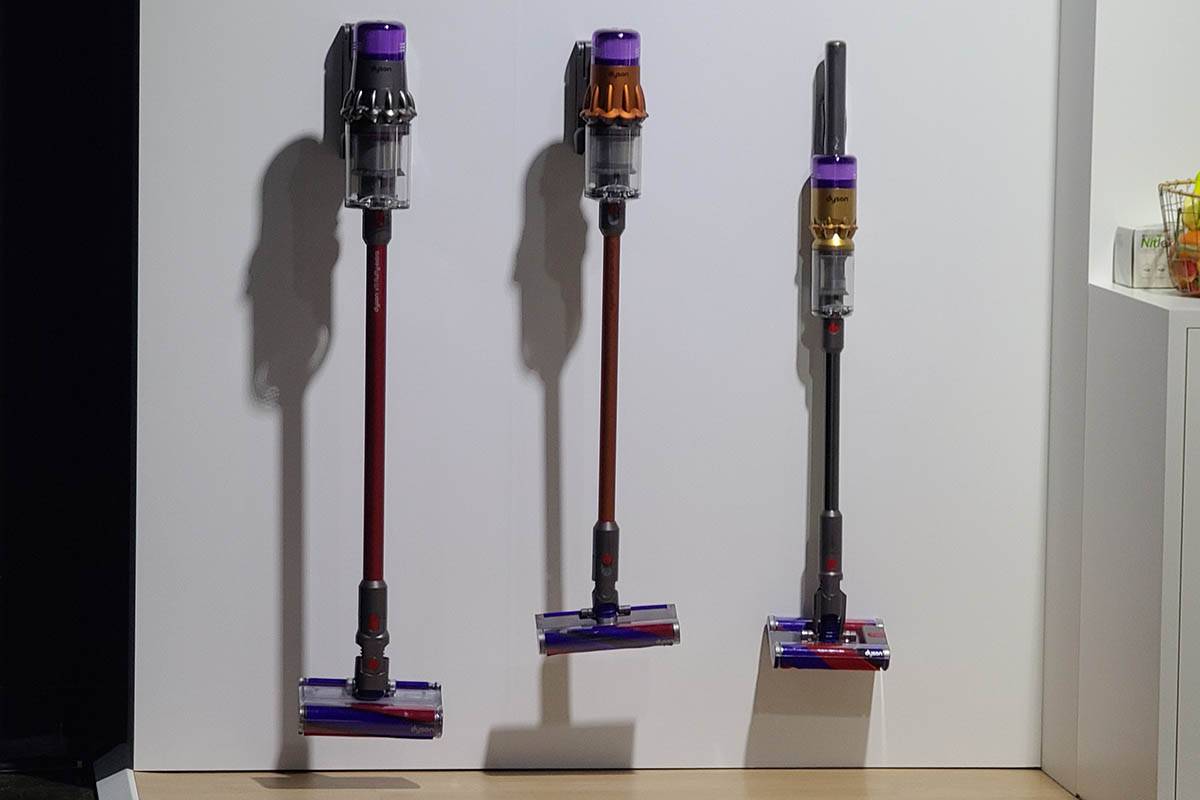 다이슨이 공개한 새 무선 청소기. 가운데가 디지털 슬림, 오른쪽이 옴니-글라이드다.