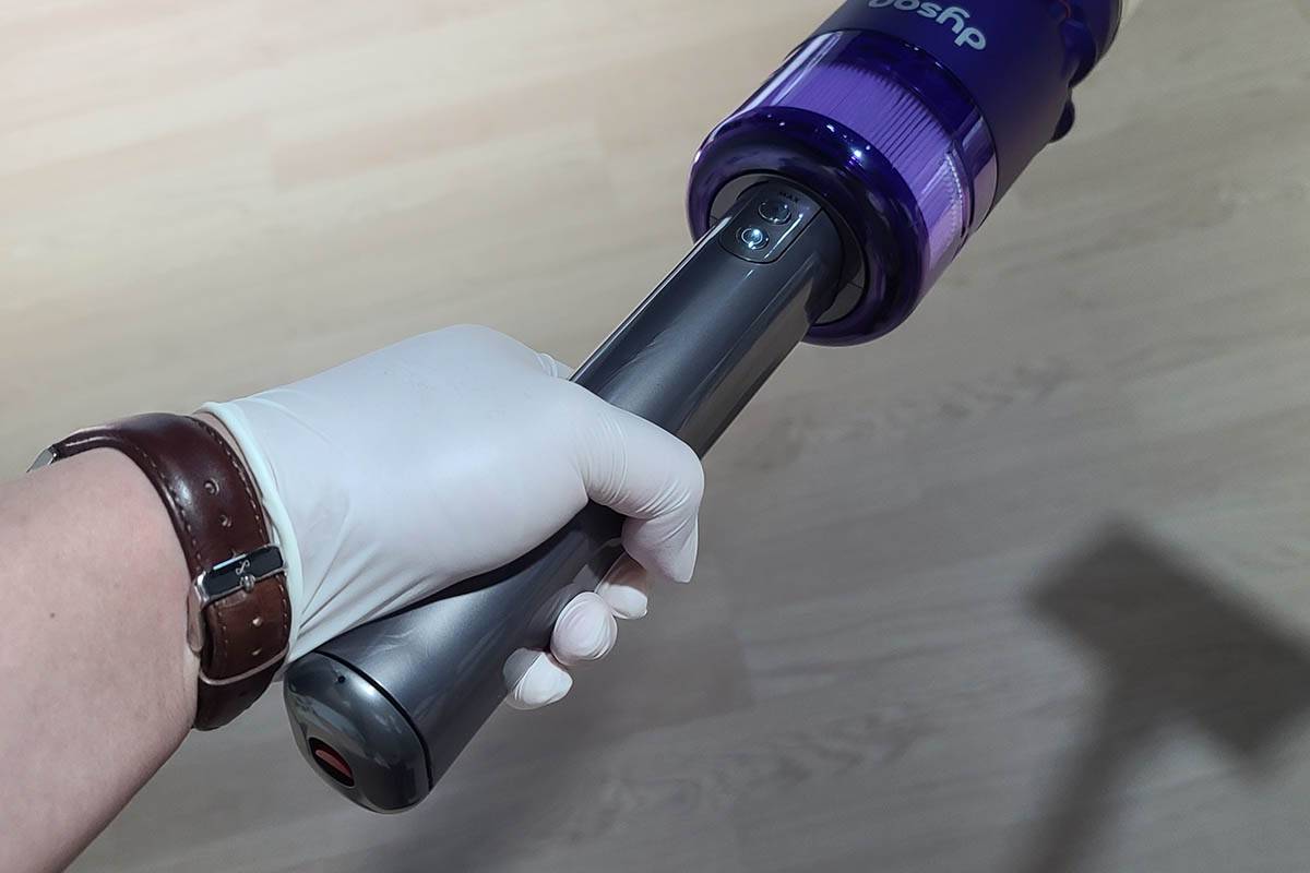 빗자루에서 영감을 얻은 손잡이는 생소한 느낌이다.