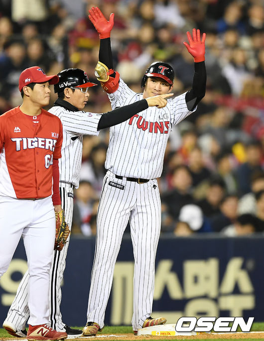 [OSEN=잠실, 박재만 기자] .4회말 1사 LG 오지환이 안타를 날린 뒤 3루까지 진루한 뒤 환호하고 있다. /pjmpp@osen.co.kr