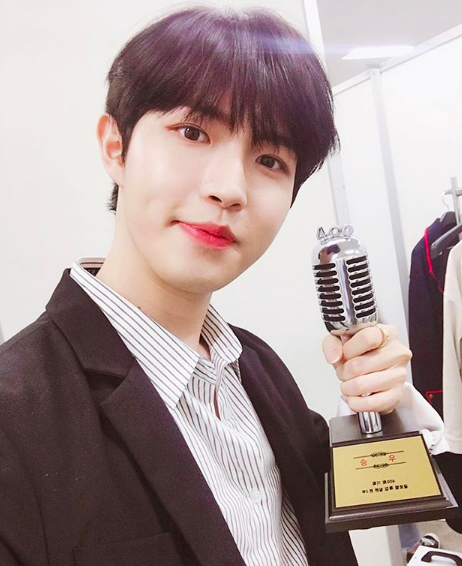 [사진] KBS 2TV '불후의 명곡' 우승 트로피를 공개한 가수 김재환