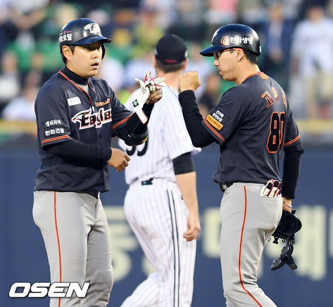 [OSEN=잠실, 이동해 기자]4회초 2사 만루 한화 백창수가싹쓸이 3타점 적시타를 뽑아낸 후 고동진 코치와 기쁨을 나누고 있다. / eastsea@osen.co.kr