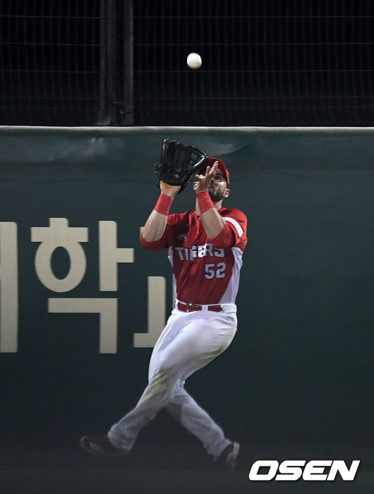 [OSEN=대전, 지형준 기자]5회말 1사에서 KIA 터커가 한화 장진혁의 타구를 처리하고 있다. /jpnews@osen.co.kr