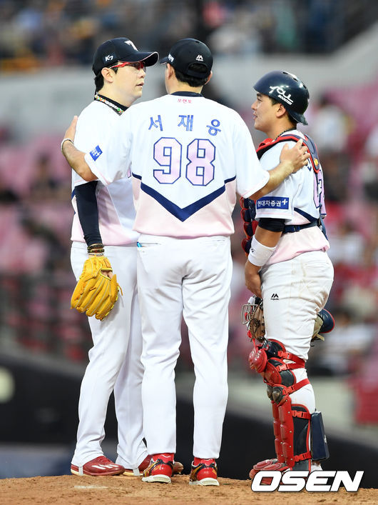 [OSEN=광주, 이대선 기자] 8회초 2사 만루에서 마운드를 방문한 KIA 서재응 코치가 양현종, 한승택과 이야기를 나누고 있다. /sunday@osen.co.kr