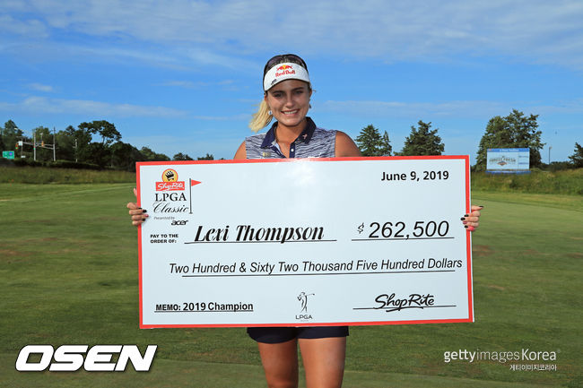 렉시 톰슨이 우승상금판을 들고 환하게 웃고 있다. /ⓒGettyimages(무단전재 및 재배포 금지)