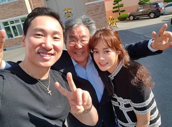 [사진=라이머 SNS] 라이머(왼쪽)가 공개한 배우 최불암(가운데), 아내 안현모(오른쪽)와의 '동상이몽2' 출연 인증샷